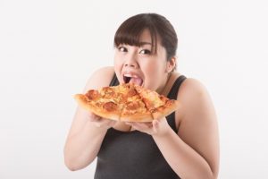 ピザを食べる女性（炭水化物）